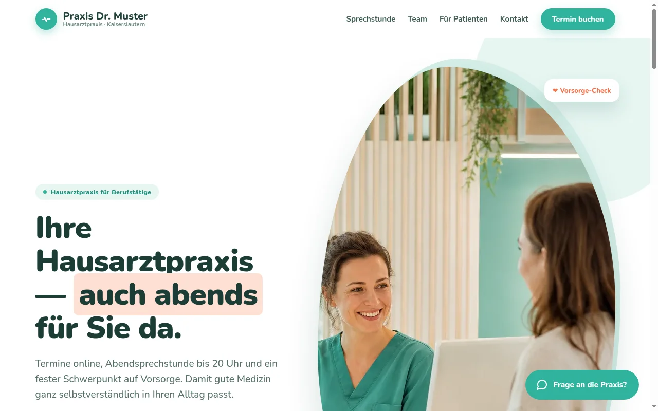 Screenshot der echten Arztpraxis-Demo-Website mit KI-Assistent