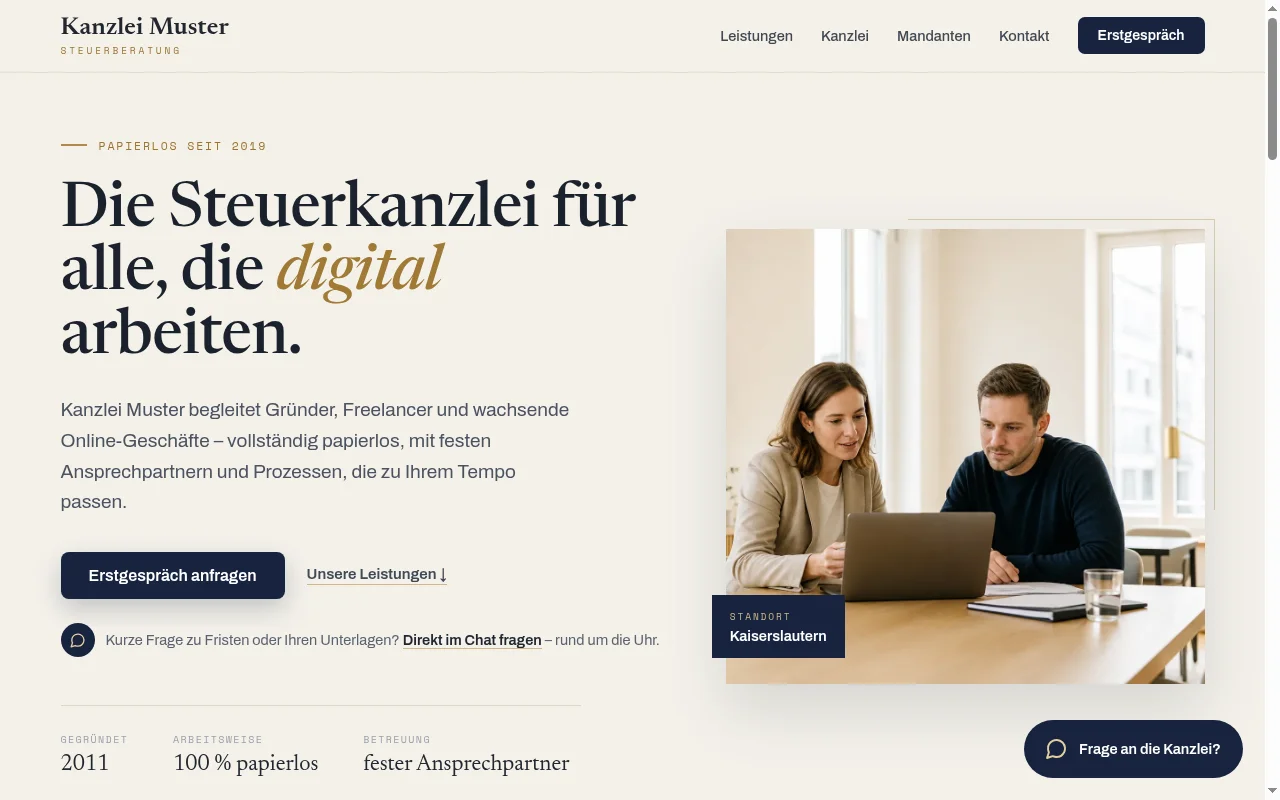 Screenshot der echten Steuerkanzlei-Demo-Website mit KI-Assistent